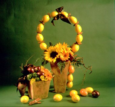 Påskedekorasjon laget av malte egg.