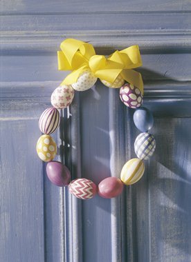 Dørkrans med dekorerte egg.