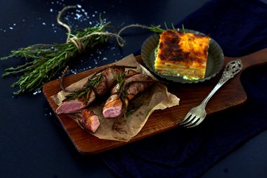 Baconsurret lammefilet med gratinerte rotgrønnsaker 