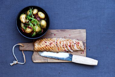 Helgrillet indrefilet av svin med bakt nypotetsalat