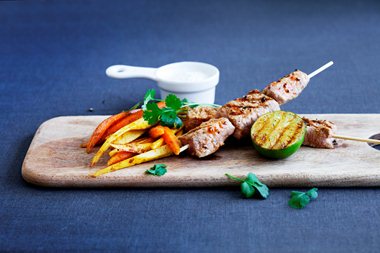 Skinkebiff på spyd med bakterotgrønnsaker og korianderraita