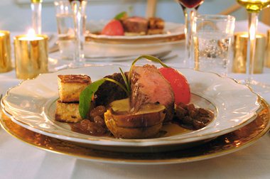 Helstekt kalvefilet med bakt tomat og sellrerirot, lime-potetpuré og calvadossaus med søte rosiner - hovedrett nyttårsmeny 1