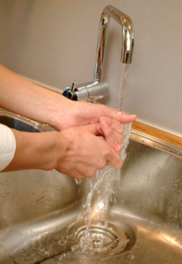 Person vasker hender