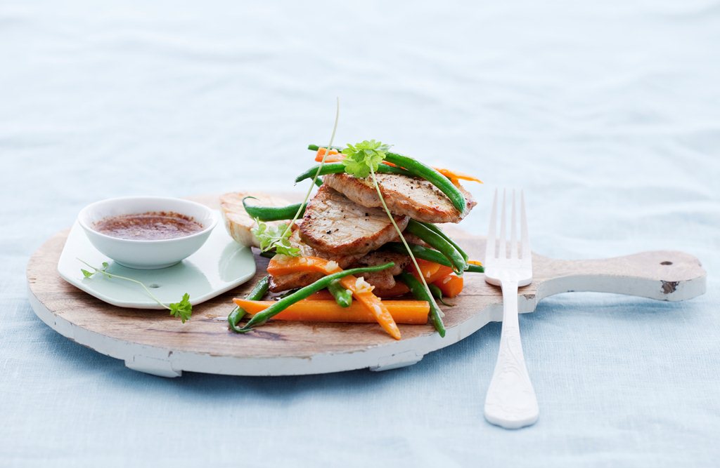 Minuttbiff av svin med hvitløksgrønnsaker