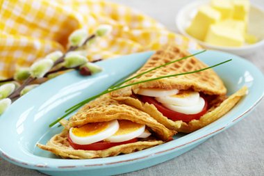 Vafler med egg og tomat