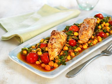 Kyllingform med kikerter og tomat