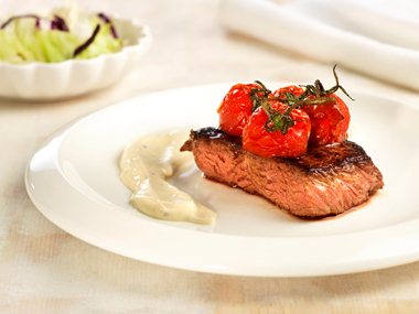 Biff med bakte tomater