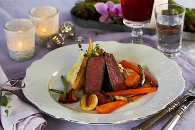 Reinsdyrfilet med glaserte grønnsaker og portvinssaus