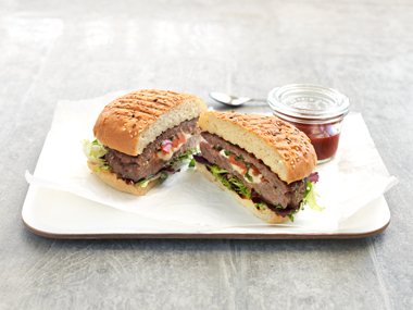 Grillet hamburger fylt med tomat og mozzarella