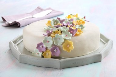 Hvit marsipankake med pasjonsfrukt