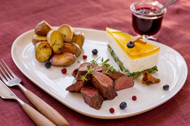 Reinsdyrfilet med kantarellostekake og blåbærsaus