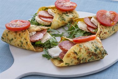 Urtepannekaker med spekepølse og chèvre