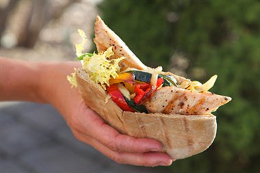 Kyllingfilet i grove pitabrød