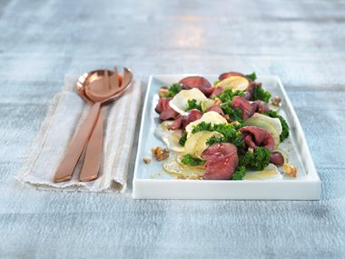 Roastbiff av rein med pære- og grønnkålsalat.jpg