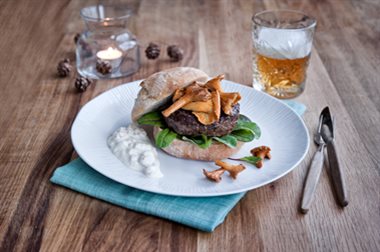 Reinsdyrburger med kantareller og multedressing