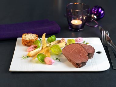 Helstekt flatbiff av reinsdyr med rotfruktrösti og tyttebærkrem