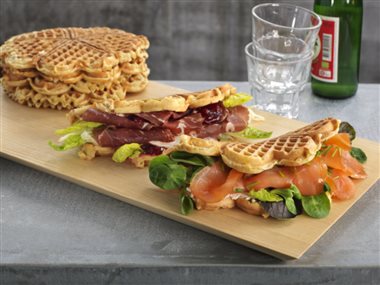 Vafler med røkelaks og fenalår