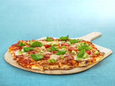 Italiensk pizza med kylling og mozzarella