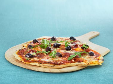 Italiensk pizza med spekeskinke og oliven