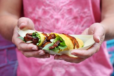 Asiatiske pannekaker med marinert svinekjøt