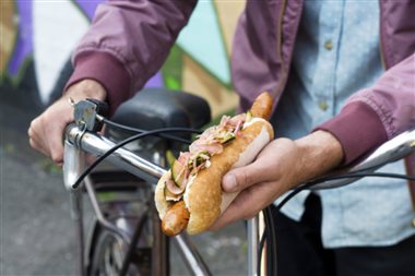 Pølse med reddik- og agurksalat