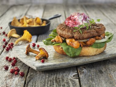 LAMMEBURGER MED SOPP OG TYTTEBÆRKREM