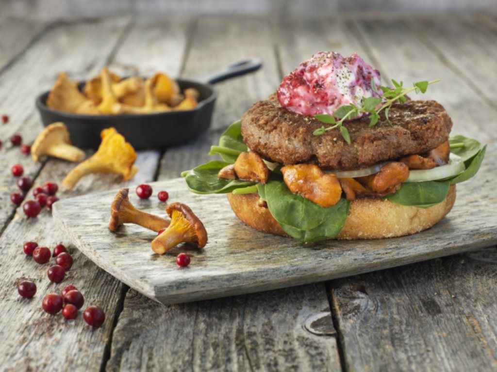 LAMMEBURGER MED SOPP OG TYTTEBÆRKREM