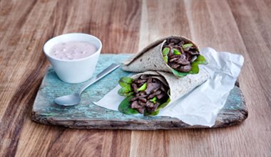 Wraps med reinsdyrskav og tyttebærrømme 