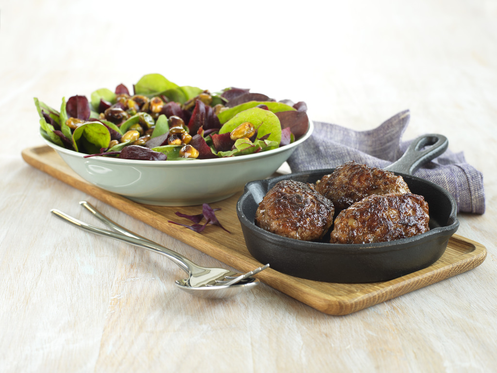 Frikadeller med salat,rødbeter og glaserte nøtter