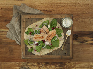 JULEPØLSE I LOMPE MED SENNEP OG TYTTEBÆR