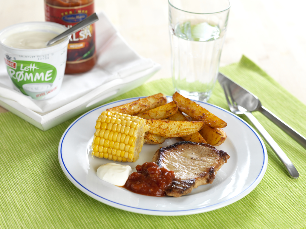 Svinebiff med båtpoteter og mais