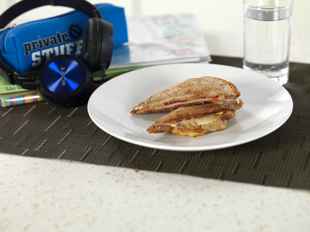 Toast med ost skinke og tomat