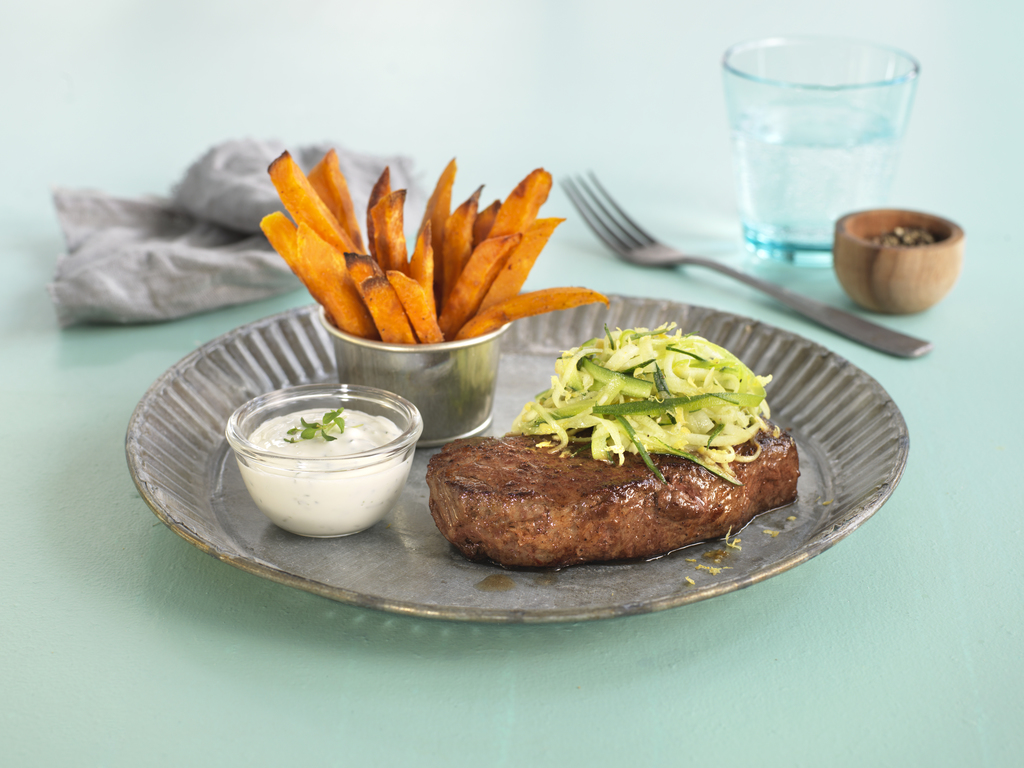 Biff med søtpotetchips og squash