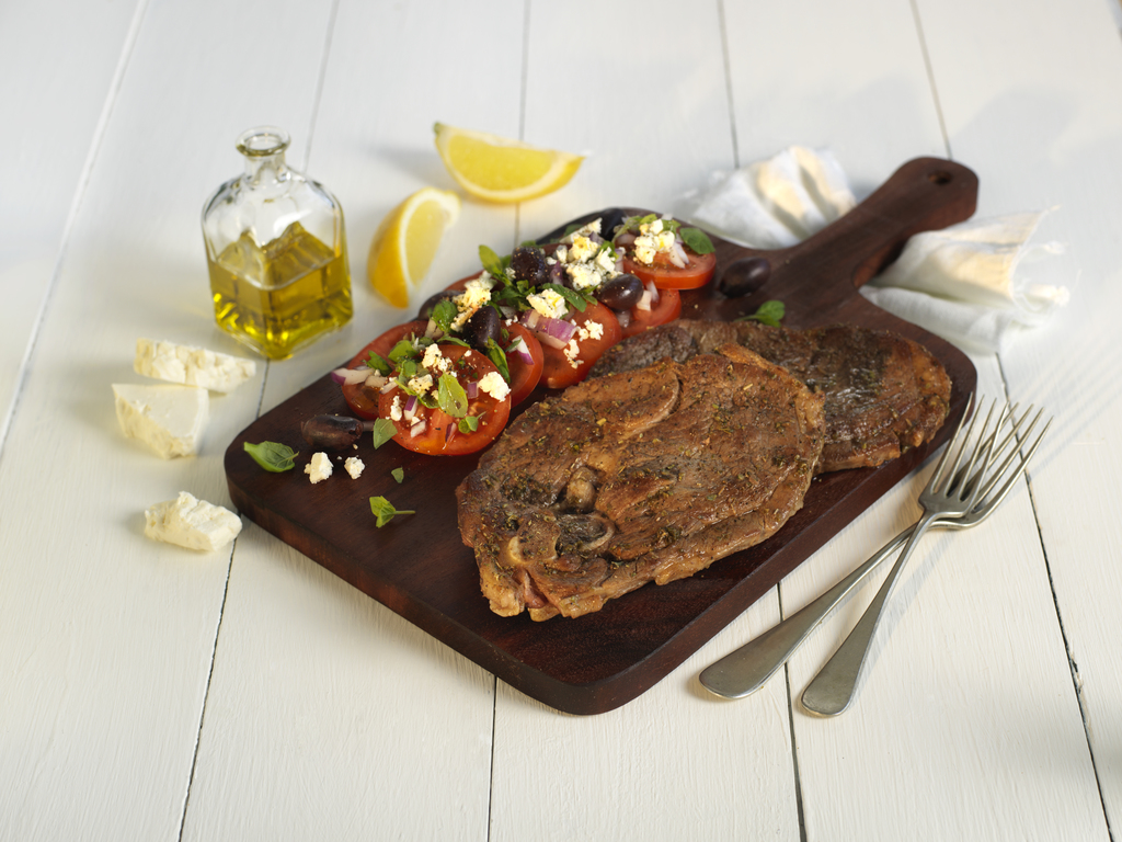 Lammelår i skiver med middelhavssalat