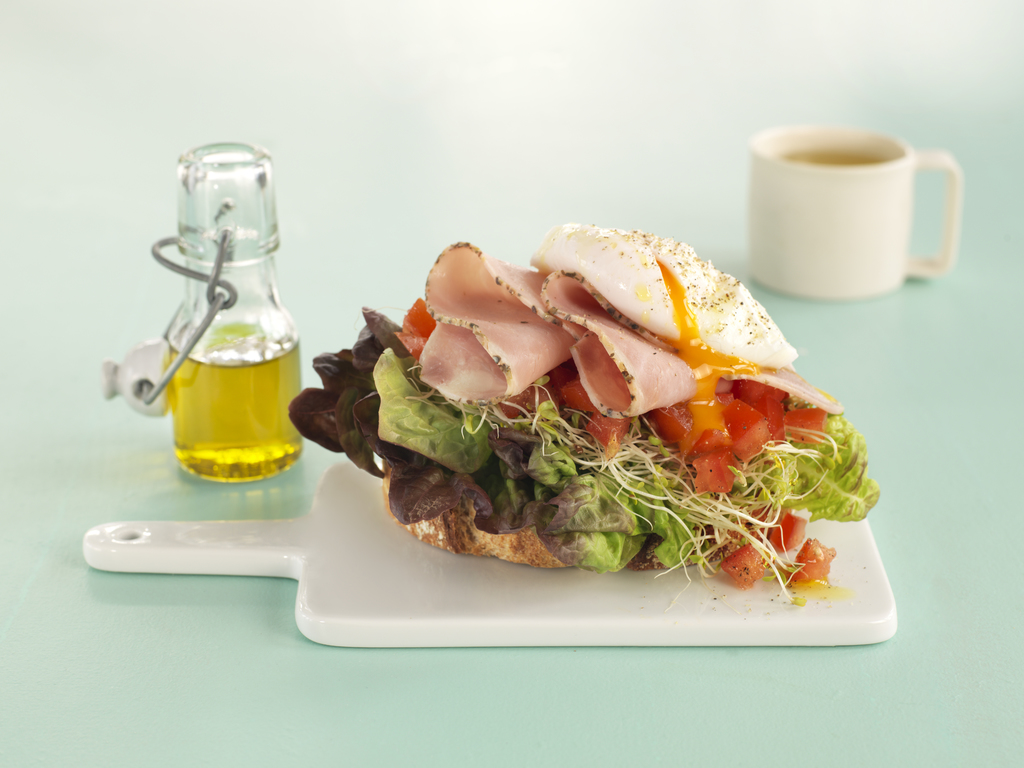 Smørbrød med posjert egg og skinke