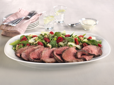 Helstekt ytrefilet med bringebær- og byggrissalat