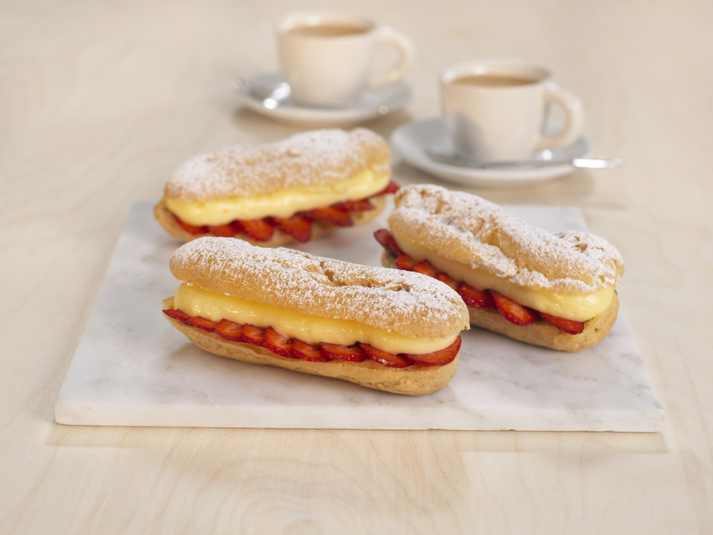 Èclair med eggekrem og jordbær