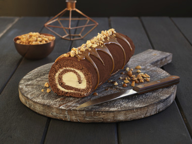 Sjokoladerullekake med peanøtter og karamell