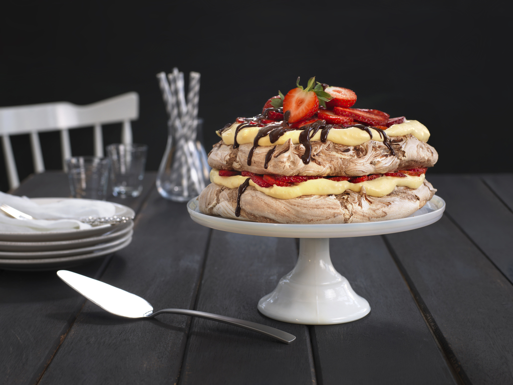 Sjokoladepavlova med friske jordbær