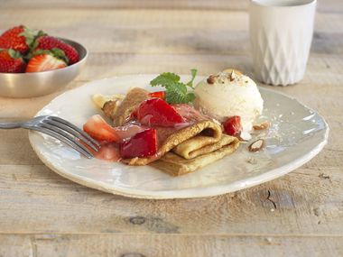 Crêpes med rabarbra- og jordbærkompott