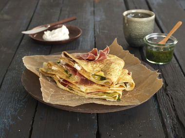 Crêpes med fenalår, ramsløk og snøfrisk