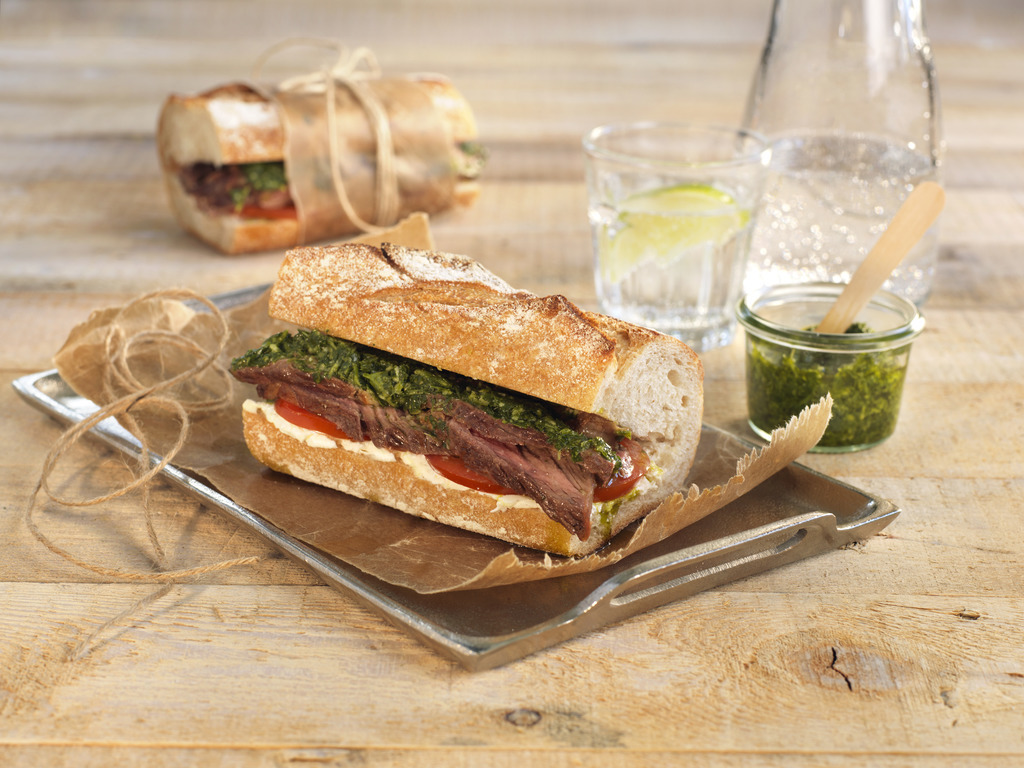 Baguette med biff og chimichurri 