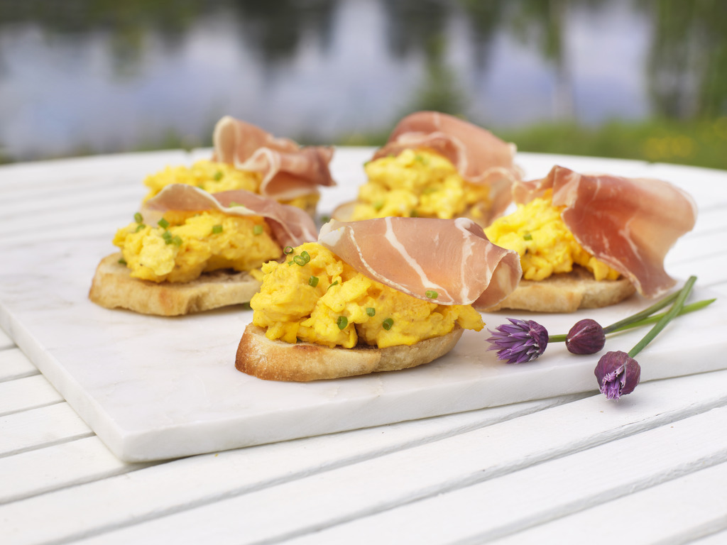Eggerøre på bruschetta med spekeskinke