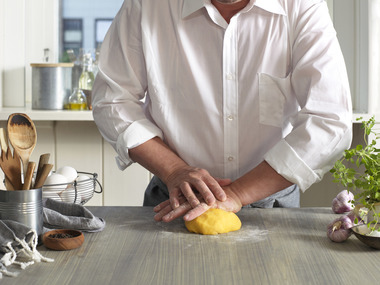 Mann lager pasta - bilde 3