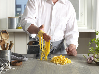 Mann lager pasta - bilde 5