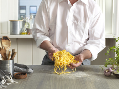 Mann lager pasta - bilde 6