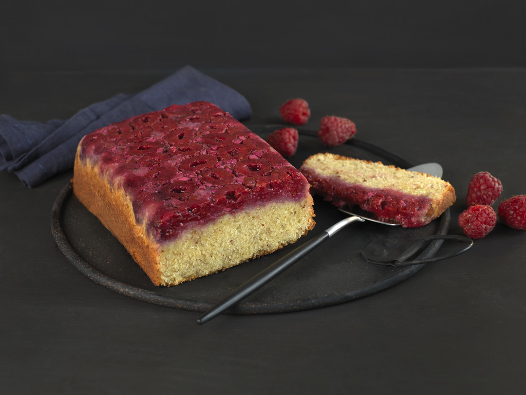 Opp-ned kake med bringebær