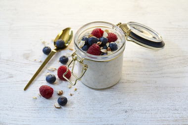 Kjøleskapsgrøt med friske bær og mandler