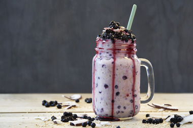 Kjøleskapsgrøt med blåbær og kokos                               