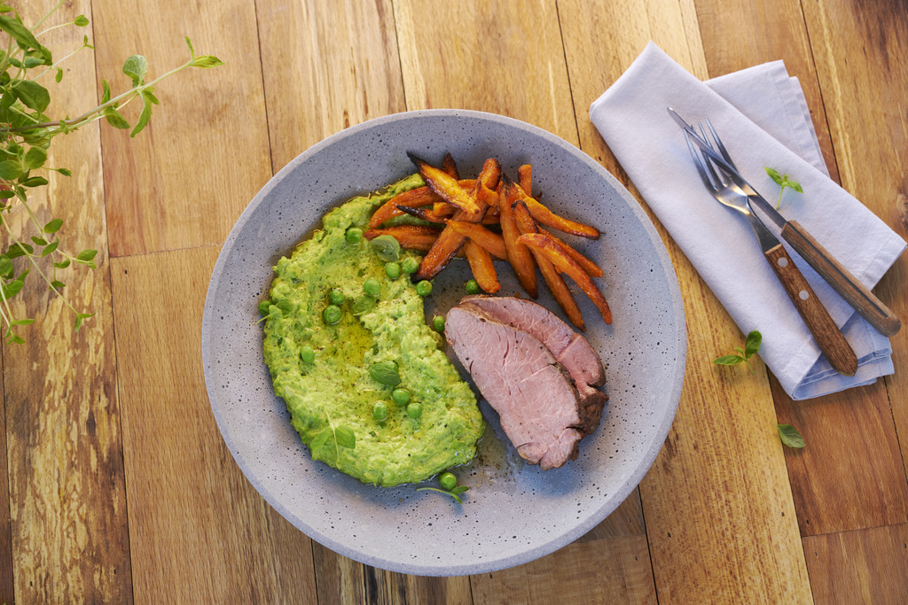 Lam flatbiff med ertepuré og søtpotetchips                               